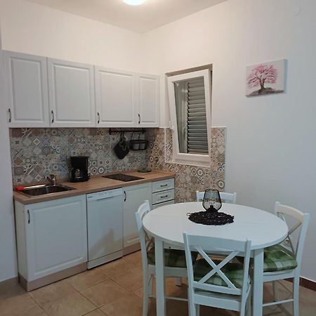 Lara - Apartment Near The Beach Vrbnik Exterior foto