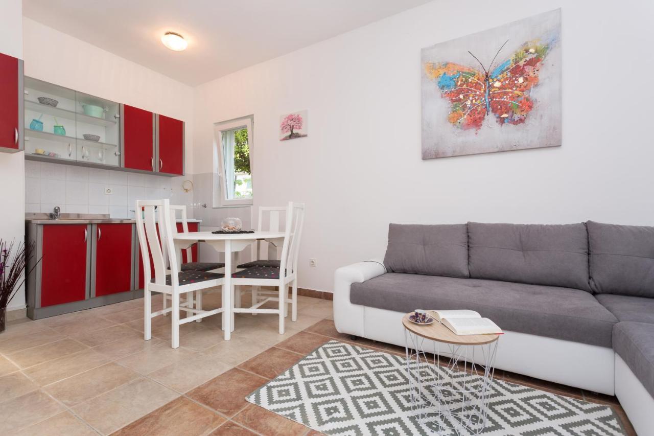 Lara - Apartment Near The Beach Vrbnik Exterior foto